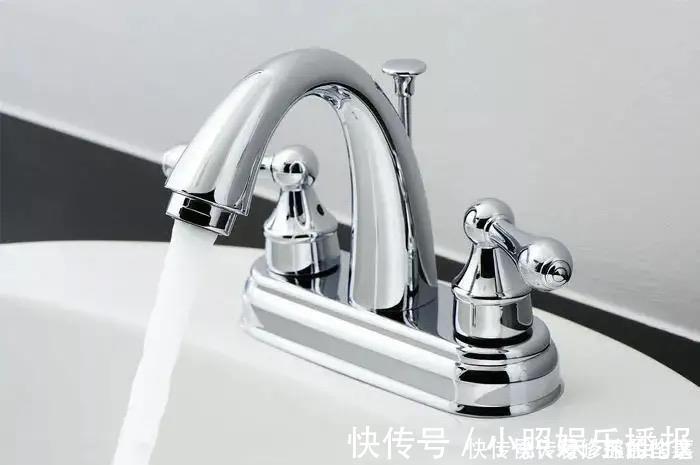 黄豆水黄豆|为什么你养的君子兰始终不开花？问题出在浇水上，四种水轻松化解