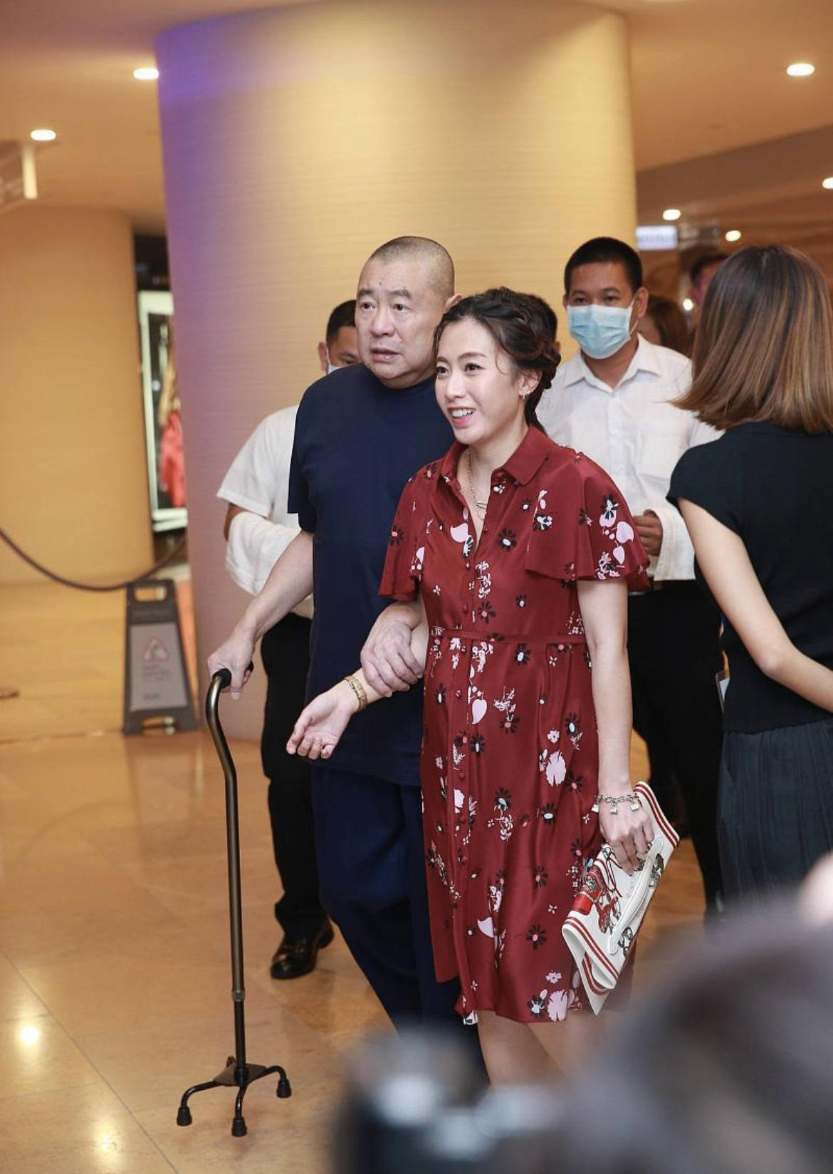 甘比|甘比这次穿对了，身穿一袭黑白色蕾丝拼接连衣裙亮相，优雅又大气