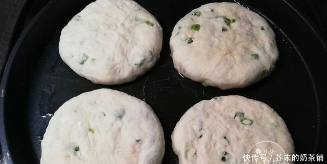 教你葱花发面饼做法,不用揉面,筷子一搅,松软好吃,凉了也不硬