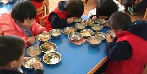 妈妈|女儿上幼儿园后一回家就喊饿,看到辞职老师晒午餐,宝妈不淡定了