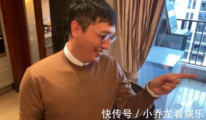 播报|主持人华少变身记者报道台风,现场淋雨播报,被质疑退出节目组