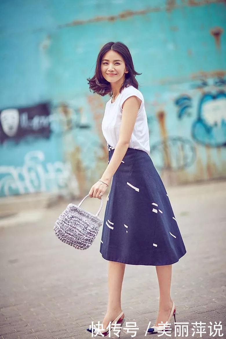 美女街拍时尚的女生爱穿高跟鞋,能够展现出她们的时尚气息