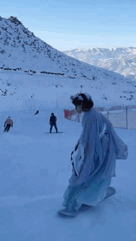 冰雪运动 厉害了!穿汉服滑雪的小姐姐火到海外!