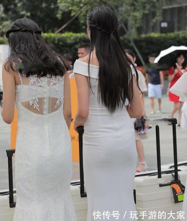 白色 一件修长的白色单肩裙,充满独特的裙装设计,凸显气场!