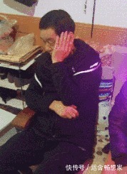 |搞笑GIF这鸽子真悲催,第一次被变出来,就被猫咪咬了