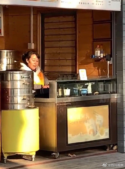 那些治愈人心的画面！包子店阿姨阳光里开心弹琴