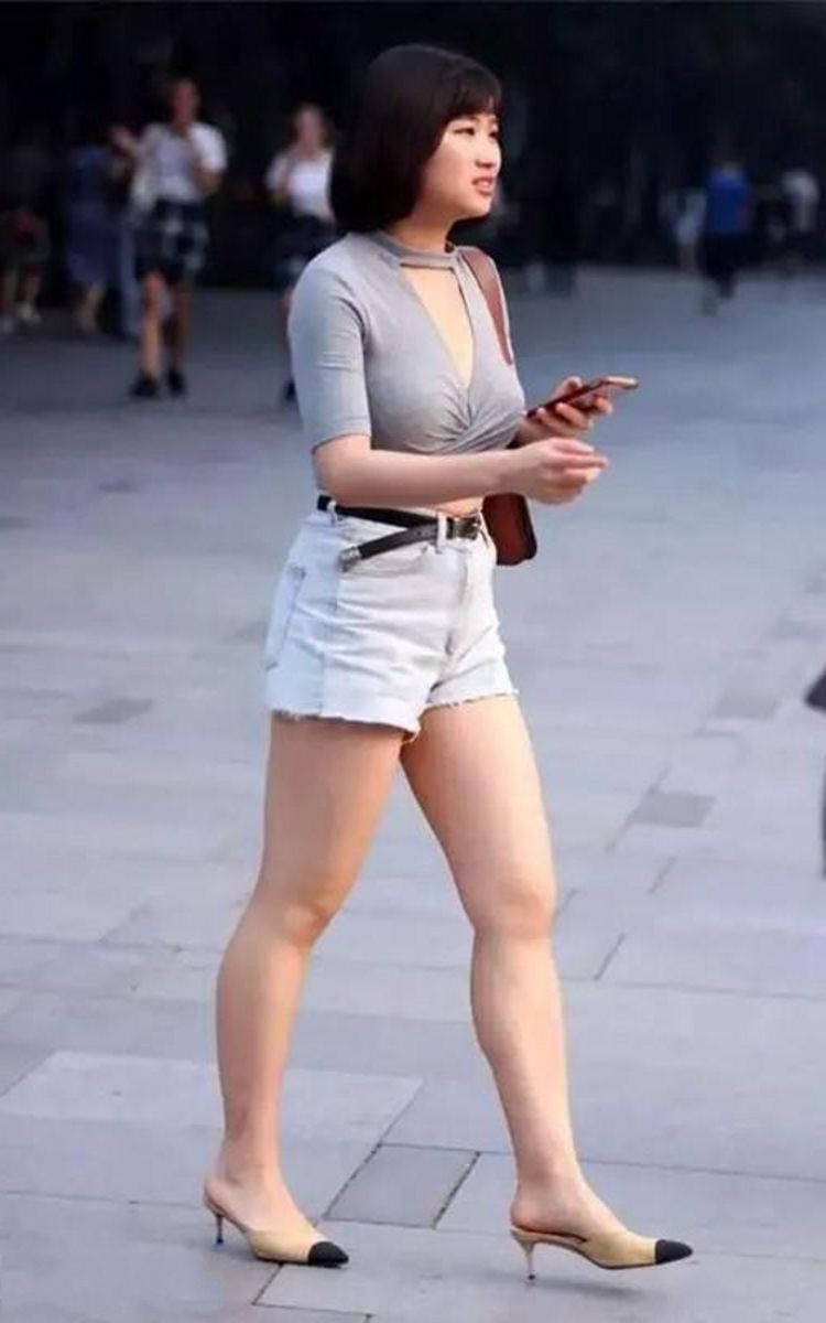 小姐姐|街拍美女：御姐风情的紧身裙小姐姐，穿搭出不一样的优美味道