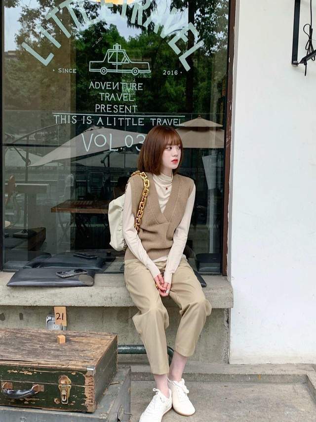 翻领|秋天怎样穿才有气色?身穿一件红色翻领连衣裙,穿上身复古又显白