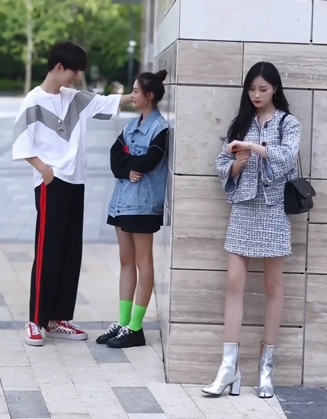 皮肤 腿长不够袜子来凑,她皮肤黑还穿荧光绿,闺蜜没穿袜子反而赢了!