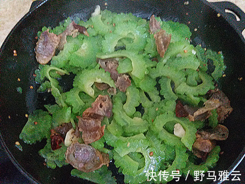 苦瓜新花样吃法，和此物一炒，才上桌全家抢着吃，比苦瓜炒鸡蛋香