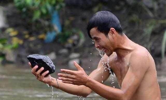 刘定全|村民捡到国宝级文物,价值过亿,专家要求上交,获奖状一张