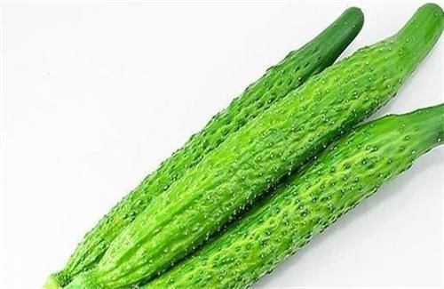 购买黄瓜时,该挑直的还是弯的老菜农记住这几点,就不会买错
