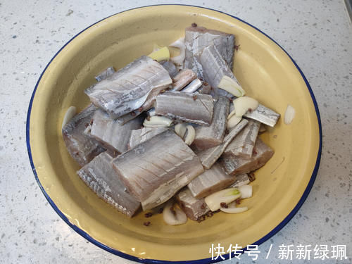 干炸带鱼想要外酥里嫩，有人加鸡蛋、有人挂面糊，其实都不正确