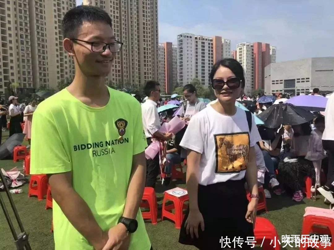 王恒杰高考结束后当众跪谢母亲，放弃985名校后，他如今怎样