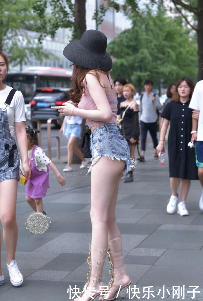 黑色|黑色的渔夫帽,粉红色的短衬衫+蜜桃牛仔裤,散发出高贵的气息