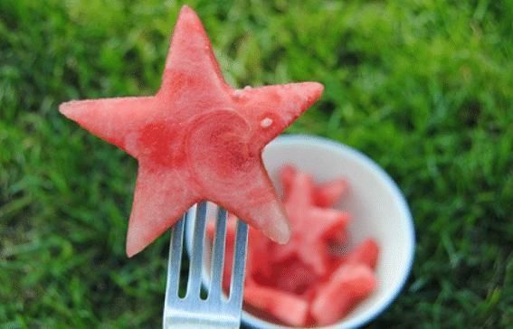 方式|世界各国吃西瓜的方式相差真大,韩国精致,迪拜人的吃法“绝了”