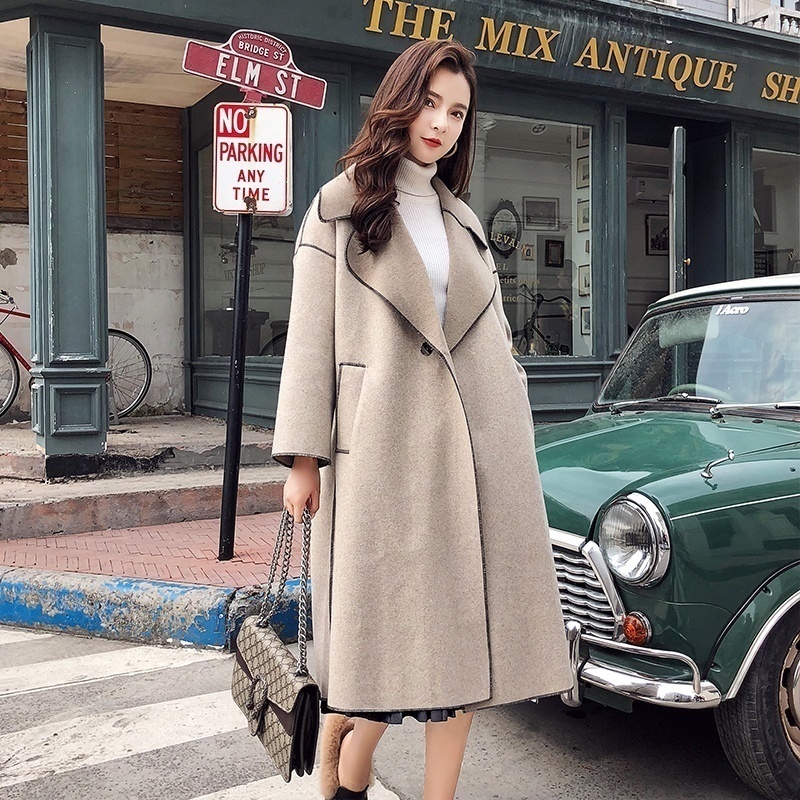 大气 建议大家大衣不要配黑裤子!瞧她那样穿,美得让人猜不出年龄