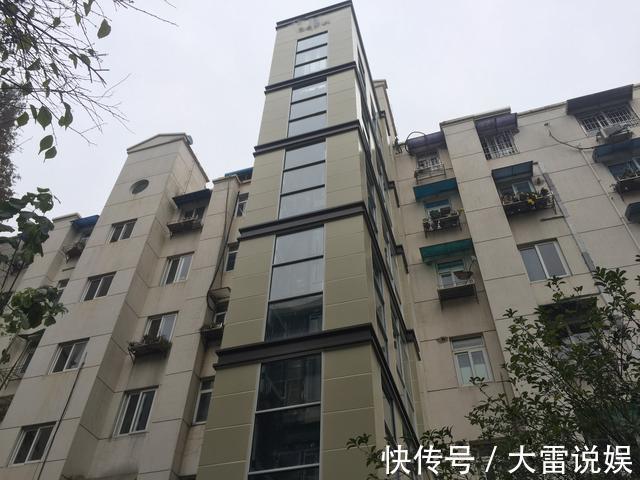 榻榻米|为什么日本人都喜欢在窗户中间打排柜子放国内,没一家敢这么装