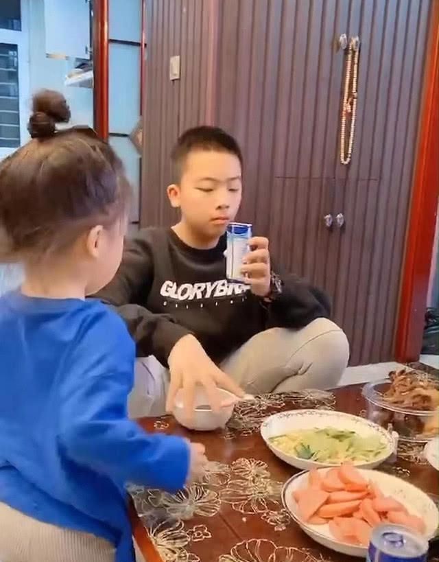 放假|女儿在家称王称霸,哥哥放假后改天换日,妹妹还有21天他就开学