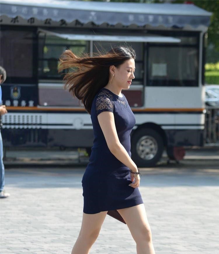 阿姨 40岁的美丽阿姨,脚底踩一双“小船”,老公担心她歪倒