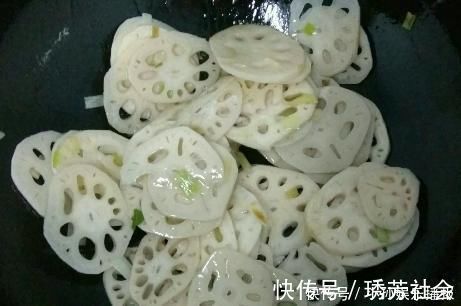 脆爽|炒莲藕一下锅就发黑?老师傅:教你1招,藕片白净不发黑,更爽脆