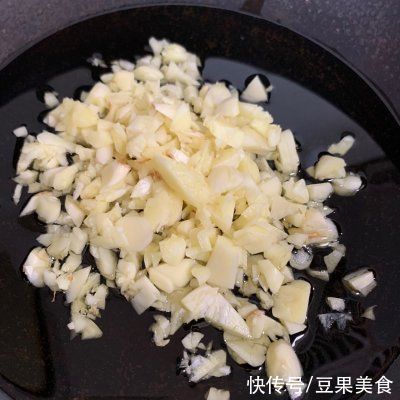 家常|人气家常下饭菜蒜蓉粉丝蒸丝瓜，一秒征服家人的胃