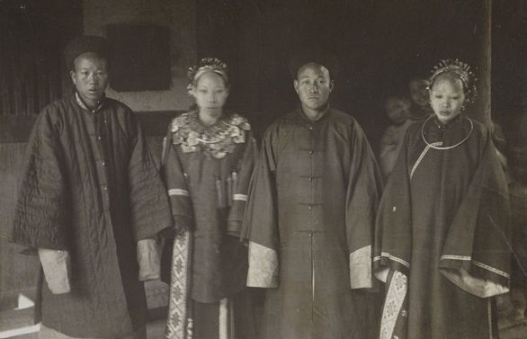 富家|一组清末老照片：小脚富家女着华丽汉服，新婚夫妻个个面如死灰