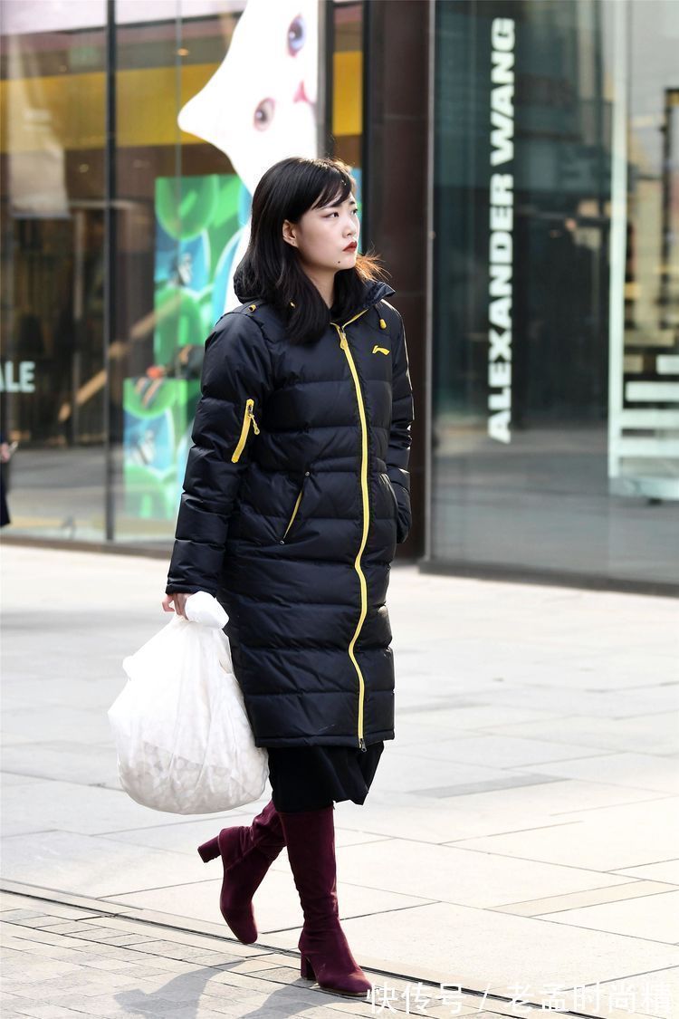 美女 街拍:美女米白色短款羽绒服搭配一条米色针织裙,浅色更显得干净