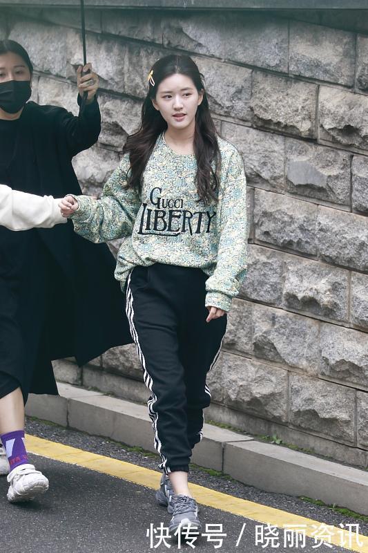 今年“卫衣”持续火热，学会这样选款和搭配，穿得舒适还特高级