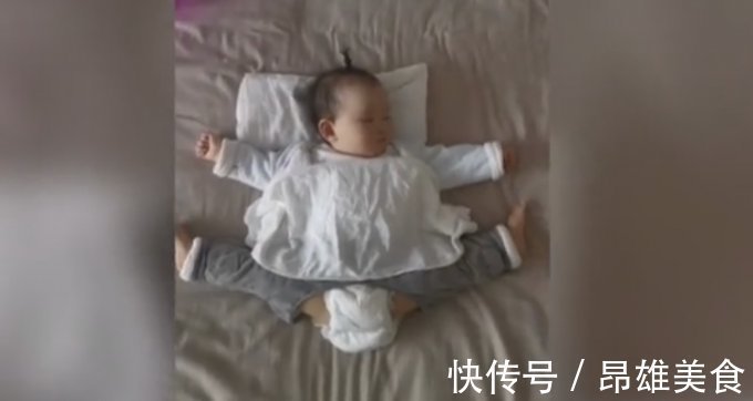 奇才|奇才?1岁女娃睡梦中摆出“一字马”,妈妈:3个月就喜欢劈叉
