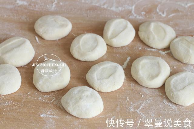 香菇油菜素包子的做法,油菜翠绿,馅香味美,小窍门全都告诉你