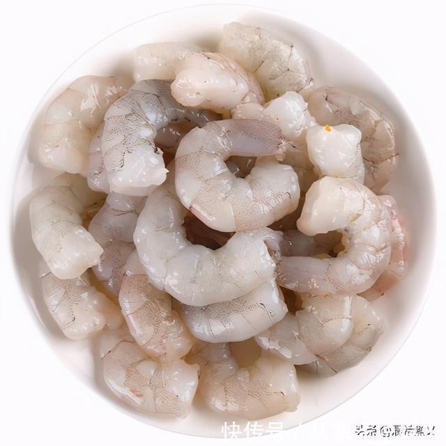 家常鸡蛋羹加上豆腐和虾仁，吸一口又滑又鲜又嫩，大人小孩都爱吃