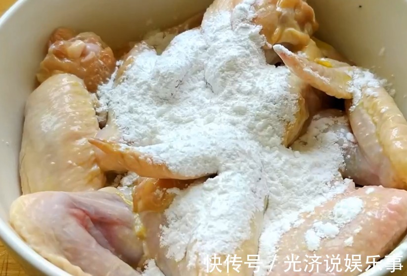 新吃法|1分钟学会鸡翅新吃法,外酥里嫩,肉嫩多汁,端上桌大家抢着吃
