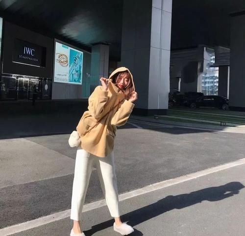 奶奶裤+毛衣+卫衣的穿衣搭配=春季搭配王炸组合！