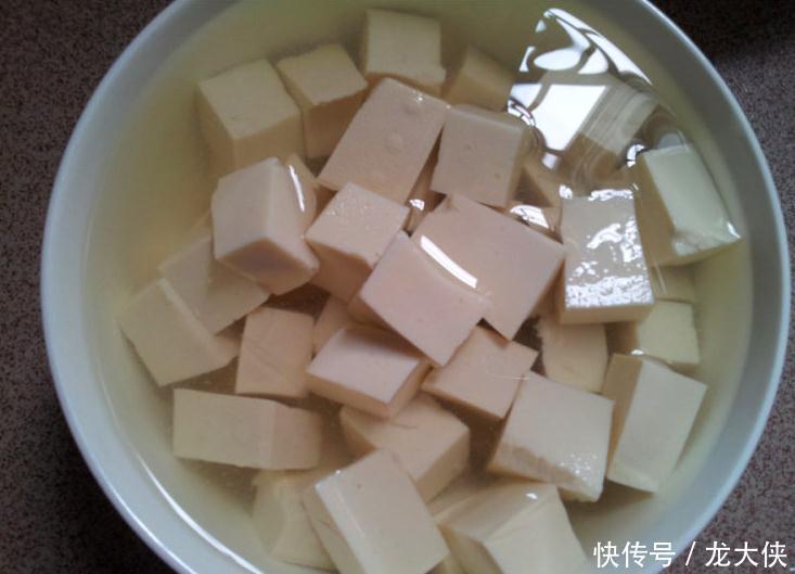 简单|家常豆腐这样简单下锅,味道鲜嫩爽滑,搭配川味调料酱,超级下饭