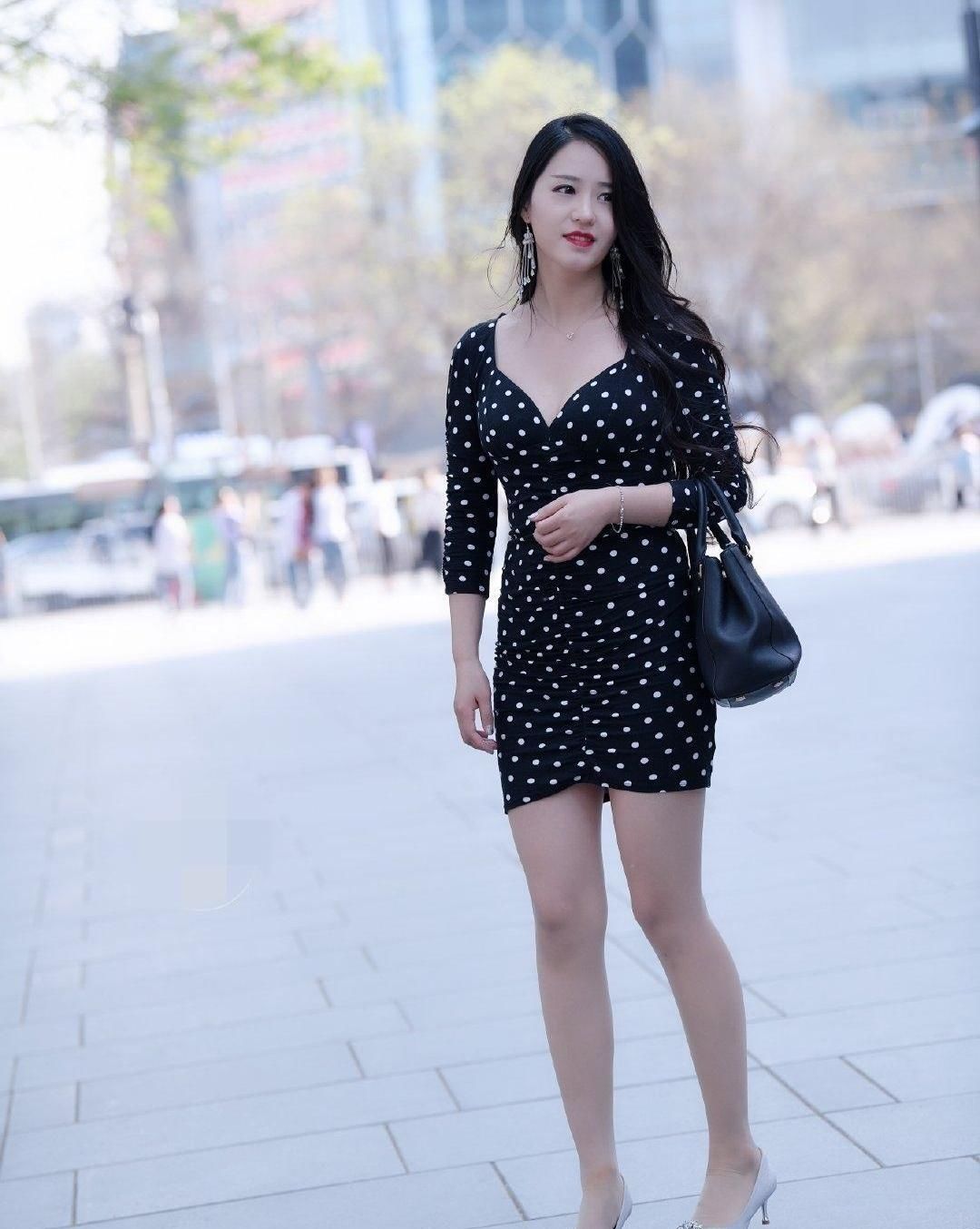 黑色波点包臀裙，时尚大气，简洁干练