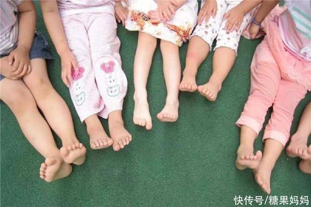 老人|宝宝在夏季是否穿袜子,宝妈和老人意见不同,哪个才是正确的?