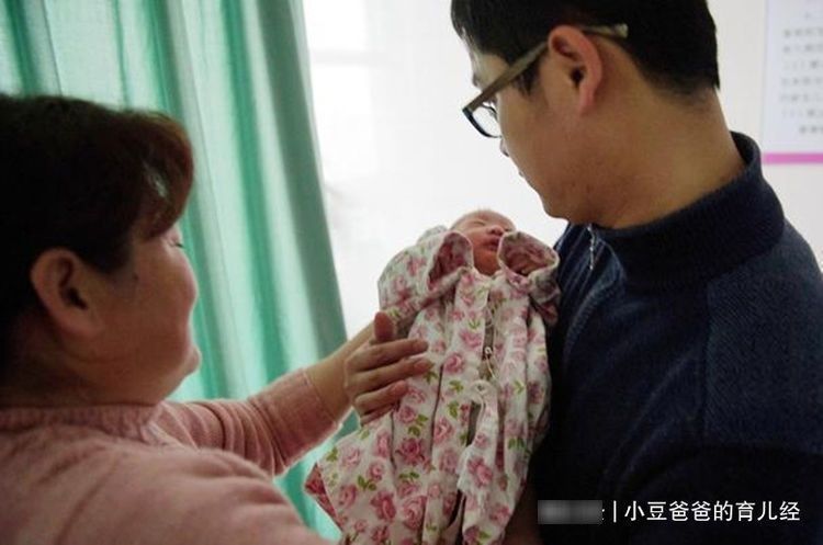 餐具|8月龄宝宝被奶奶喂进医院,儿科医生:不懂辅食,也别糊弄孩子