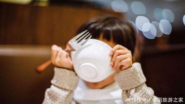 同事|长大后没出息的娃,吃饭时大多有这3种表现,第一种就让人反感