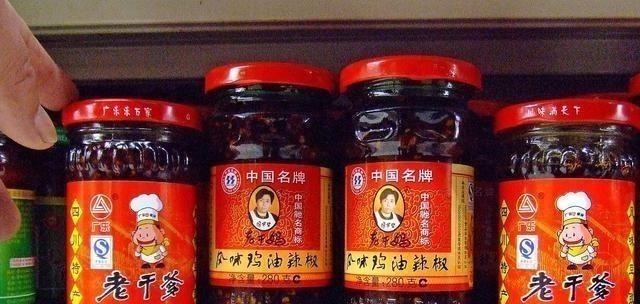 中国又一种美食在国外成为网红，老干妈被取代，老外吃了还想吃