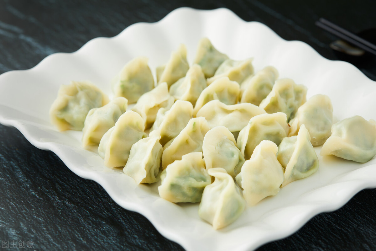 虾皮|调韭菜馅,关键1步要牢记,韭菜翠绿不出水,包出的饺子鲜美好吃