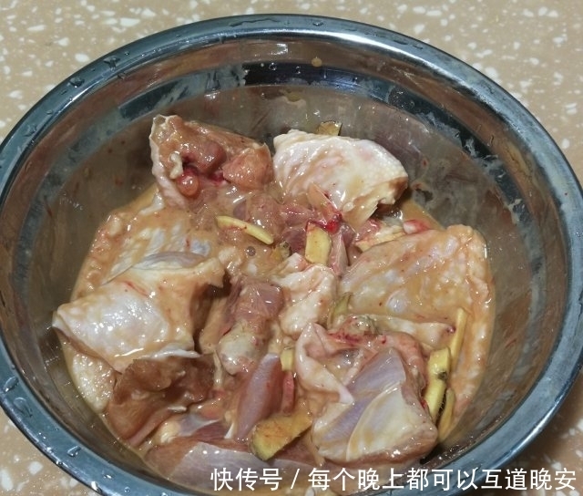 山药蒸鸡肉,香嫩入味,十分下饭