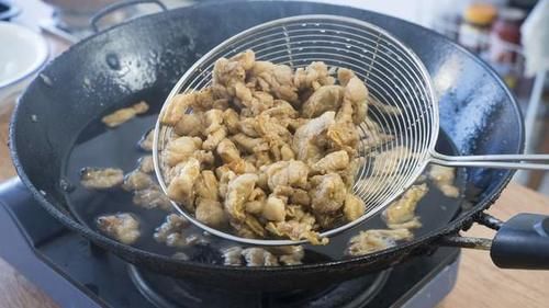 农村姑娘教你这样熬制猪油,出油量高,雪白无腥气,油渣焦黄酥脆