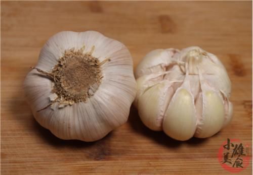 外皮|剥大蒜别再用手扒，一个啤酒盖，快速去皮不费劲，真的太绝了