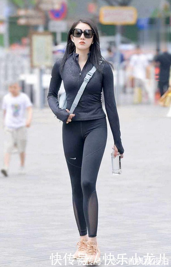 身材 小阿姨也有俏皮的一面，这身材真的太完美，你喜欢吗？