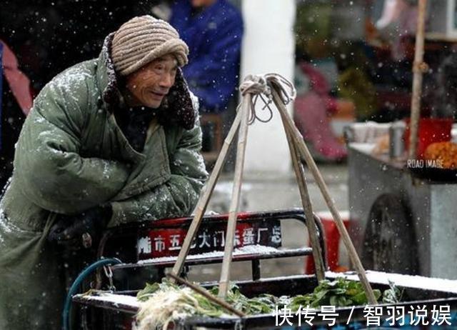 翠欲滴|为啥年轻人宁愿去超市买贵菜,也不买路边老人的菜原因好现实