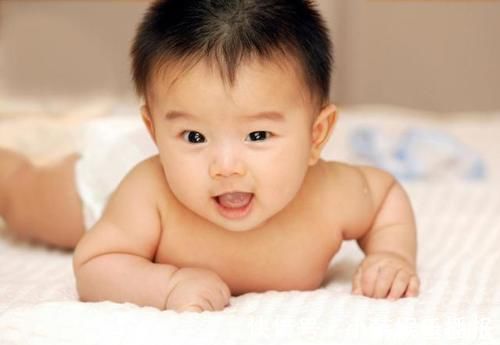 宝宝|“你是亲妈吗?”1岁宝宝摔下床,妈妈却冷眼旁观,医生:做的对