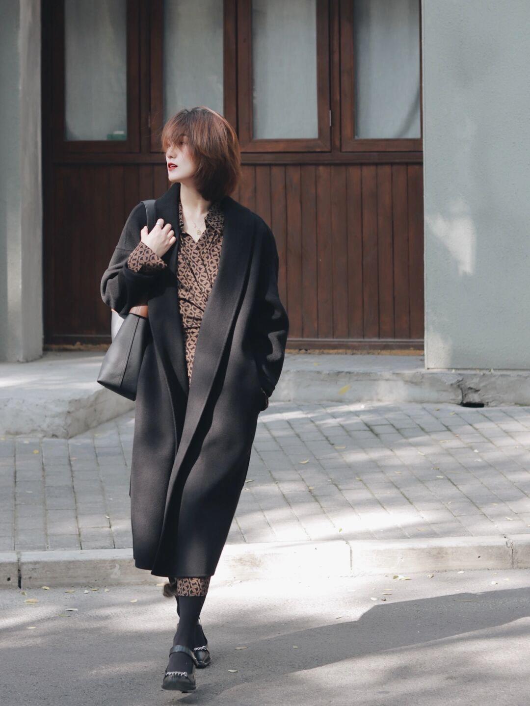 紫色大衣外套 秋冬怎样搭配出知性优雅的气质,碎花裙+紫色大衣外套,时髦又不失女人味!