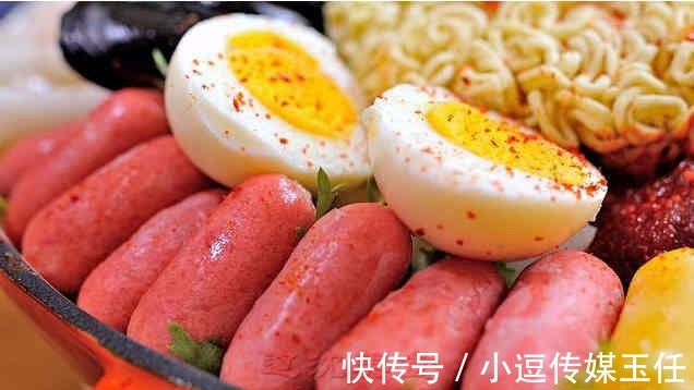 开水泡方便面已经落伍了!现在的00后都这么吃方便面,大开眼界