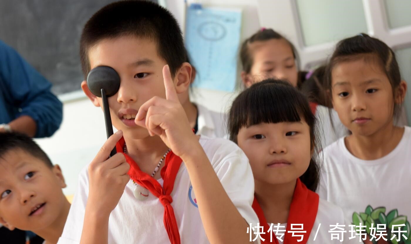 墨乌果|3岁女孩双眼近视1000度!眼科医生常吃3物,度数不涨反降!